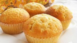 Recipe for homemade vanilla cupcakes with cheese cream