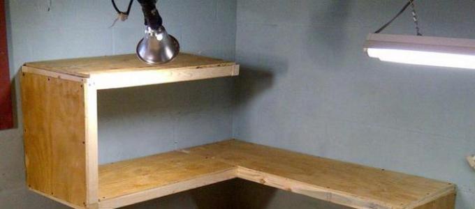 Do-it-yourself corner shelves on the wall made of wood and glass (photo)