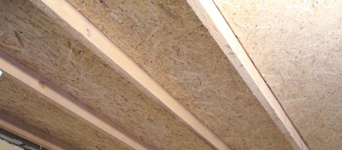 Filing a rough ceiling in a private house using wooden beams