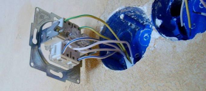 Two-key pass-through switch: how to connect it yourself