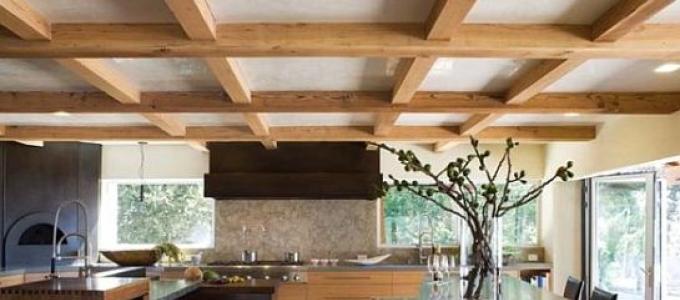 Decorative beams on the ceiling and their design options in the interior