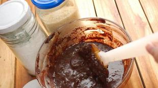 How to make cocoa frosting for a cake