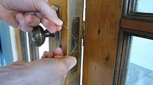 How to open a jammed or slammed bathroom door How to open a closed interior door